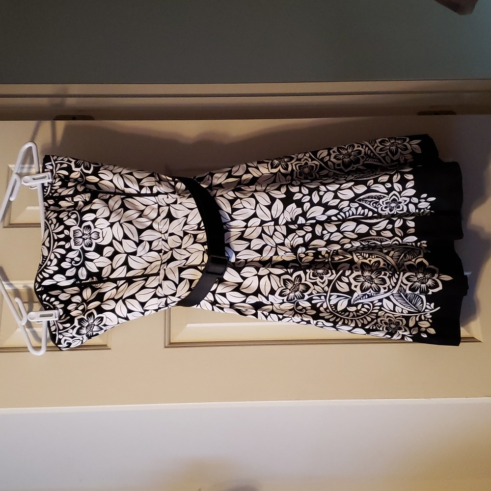 WHBM Black and White Floral Strapless Dress. Size 2